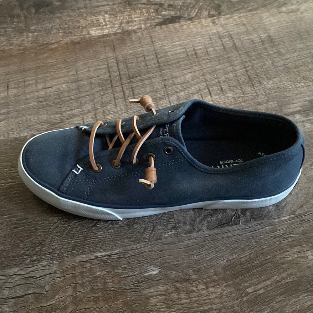 Sperry shoes — barely worn size 9